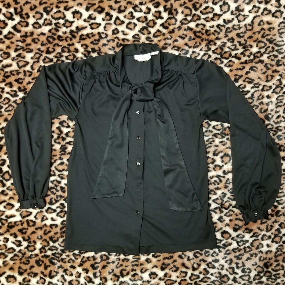 🍁🌺Dominique branded vintage 80's button up blouse with tie